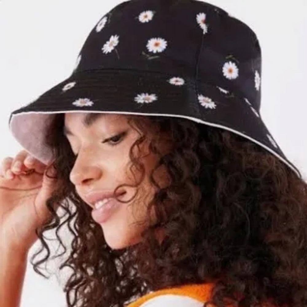 Alice & Olivia Reversible Bucket Hat, Black with Daisy Print & Solid White